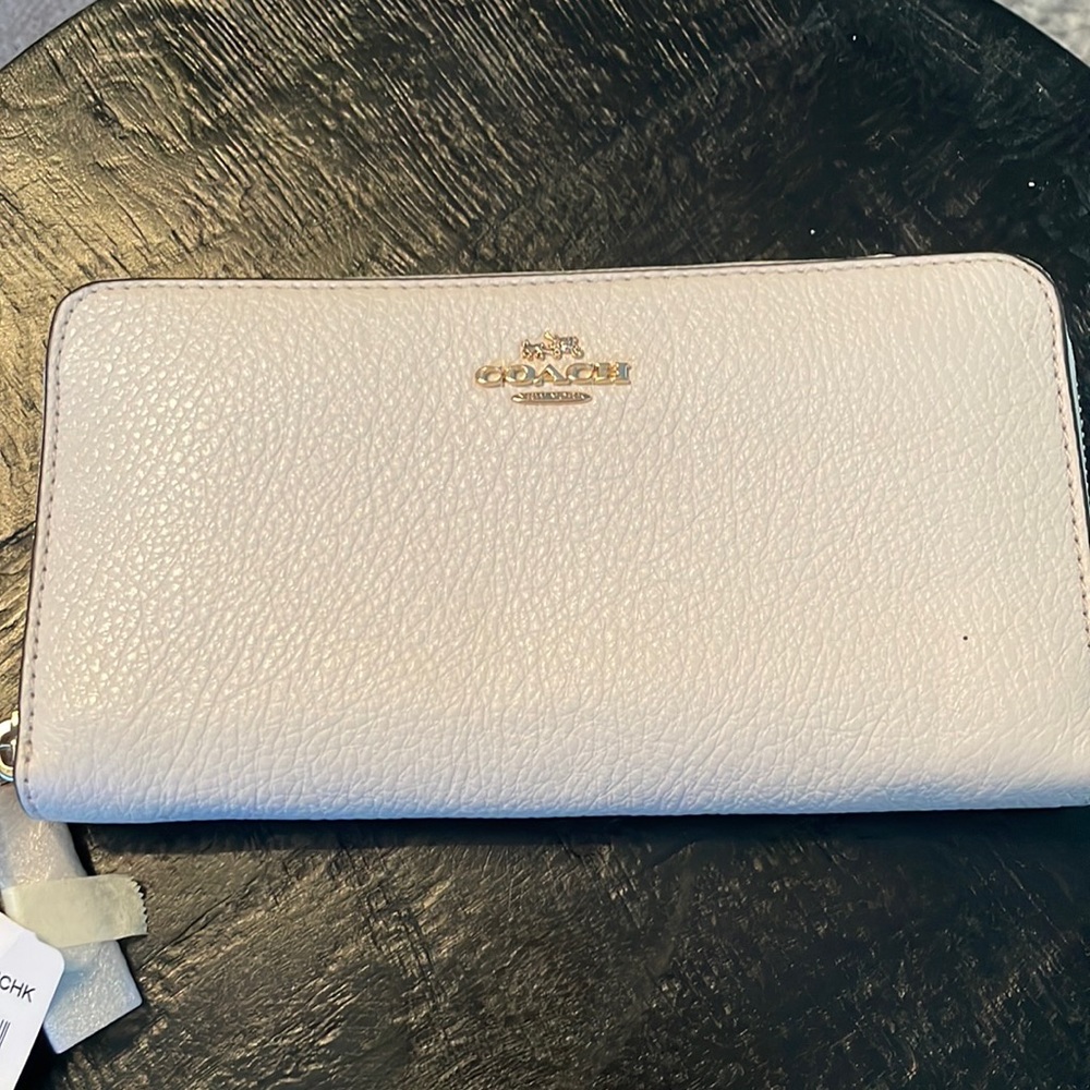 COACH Cream Colored Pebbled Leather Zip Wallet Brand new with tags